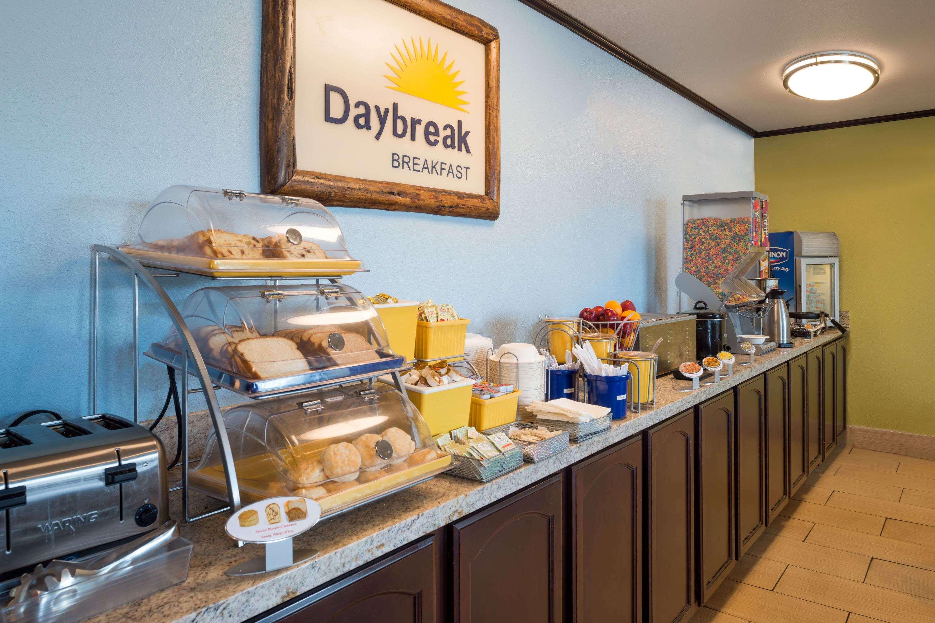 Days Inn & Suites By Wyndham Spokane Airport איירוויי הייטס מראה חיצוני תמונה