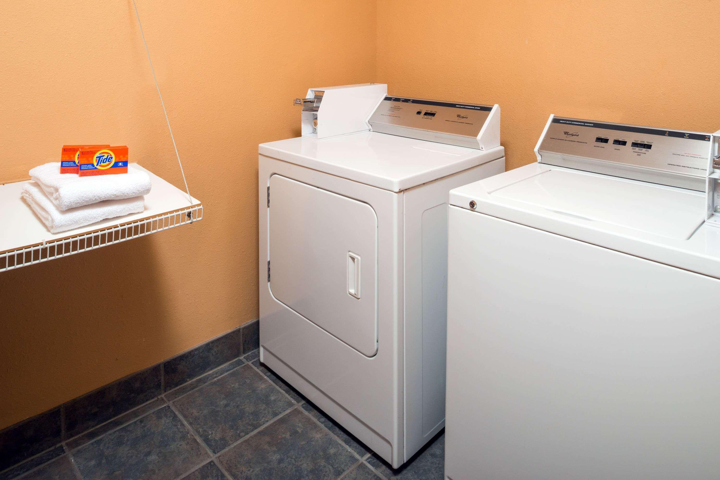 Days Inn & Suites By Wyndham Spokane Airport איירוויי הייטס מראה חיצוני תמונה